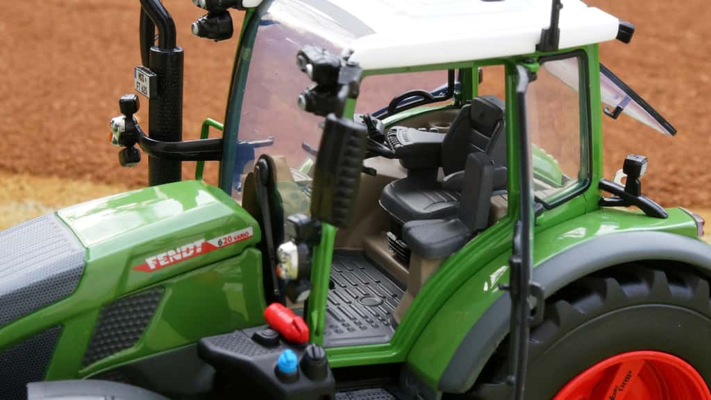 Universal Hobbies Fendt 620 Vario Tracteur Avec Chargeur Avant à L échelle 132 Uh6688 3539186688001