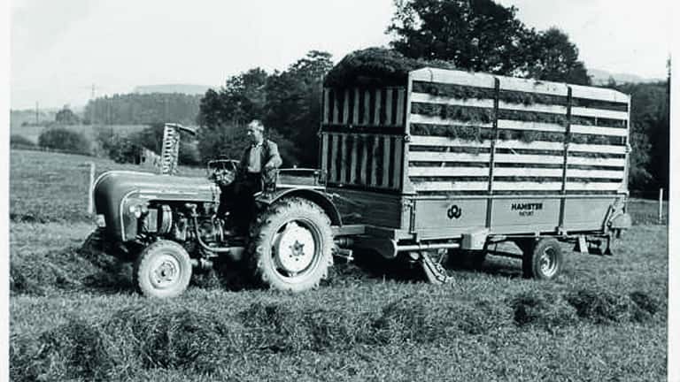 Ein Steyr Traktor zieht einen klassischen Weichel Ladewagen.